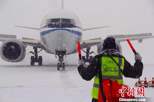 4日,烏魯木齊國際機場迎來降雪。 郭一彤 攝