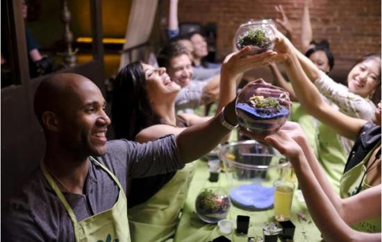 “植物之夜”在美国36个州的酒吧和餐馆里举办活动，教人们做玻璃盆栽。 图片来源：PLANT NITE