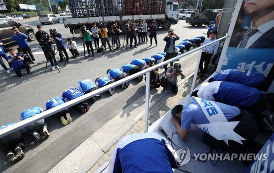 31日，候选人们在春川街头磕头拉票