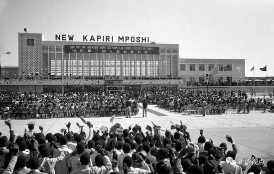 1976年7月16日，坦赞铁路交接仪式在赞比亚隆重举行。新华社记者王敬德、张刘仁摄