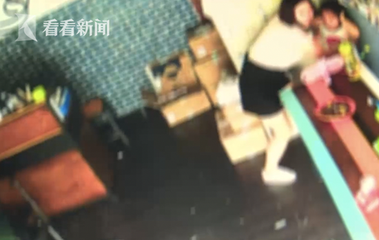 妻子被闺蜜推销保健品 丈夫不爽开车冲撞对方店铺