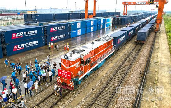 2018年8月26日，随着X8044次中欧班列（汉堡-武汉）到达武汉吴家山铁路集装箱中心站，中欧班列累计开行数量已达到10000列。（图片来源：视觉中国）