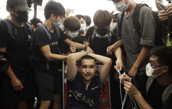 图为内地记者被暴徒“动用私刑”(来源:港媒)