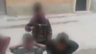 利比亚儿童手持玩具枪 模仿极端组织“大屠杀”行刑
