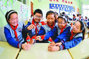 非遗面塑艺术走进青岛长沙路小学实践课堂。王海滨 图