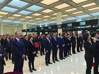 昨日上午,在沈阳市政务服务中心,300余名公职人员共同发起“营商环境从我做起”的倡议。 辽沈晚报、聊沈客户端记者 兰晓玉 摄