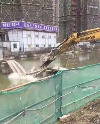 福星桥被毁现场。