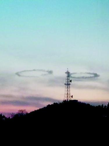 2018年2月24日傍晚，大连市长海县上空飘浮着两个巨大的“烟圈”的图片引发网友热议。 东北新闻网 图