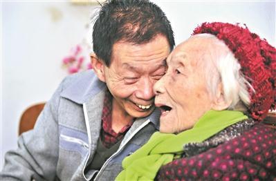 母子情深,总有说不完的话。