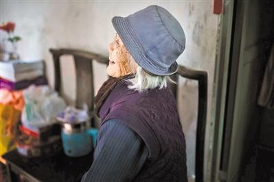 玲姨今年八十多岁，独自住在南亭村西社大街的一间小平房里。