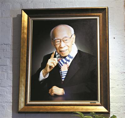 在饶宗颐文化馆拍摄的饶宗颐照片(2017年4月1日摄) 新华社发