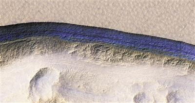 火星上发现巨大的、陡峭的、干净的地下水冰。NASA的HiRISE相机拍摄的8条水冰矿藏彩色条纹照片中，有一条呈现出深蓝色。来源：NASA官网