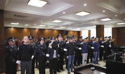 2016年8月,广东揭阳一准大学生遭遇电信诈骗,被骗9800元,留下遗书后自杀。昨日,该案一审宣判,7名被告人被判刑,其中主犯被判无期徒刑。图/揭阳中院