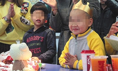 青岛当地已启动救助程序，安排李长江入住福利院，为他过了平生第一个生日。