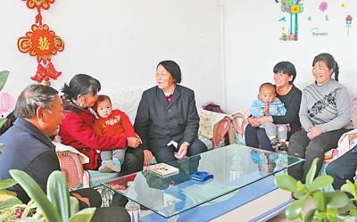 2017年3月底,申纪兰从北京回来后去村民家传达两会精神。