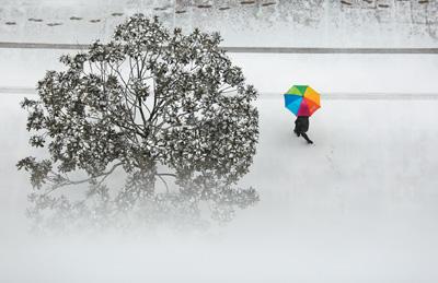 人民日报:中东部多地降大雪 专家释疑北京初雪为何还不来