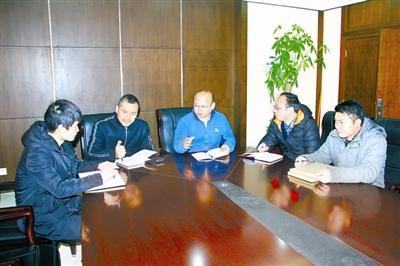 调查组工作人员在研究案情。