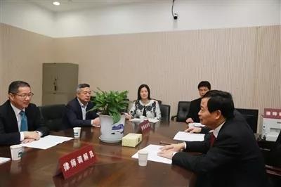 2017年11月9日,浙江省杭州市律师协会会长沈田丰携第一批律师调解员到杭州市中级人民法院正式开展律师调解工作,图为杭州中院副院长郎长华与他们就相关工作进行对接。周 峰 摄