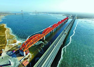 2018年1月16日，京张高铁官厅水库特大桥拱型八孔钢桁梁落梁成功。新华社记者 杨世尧摄