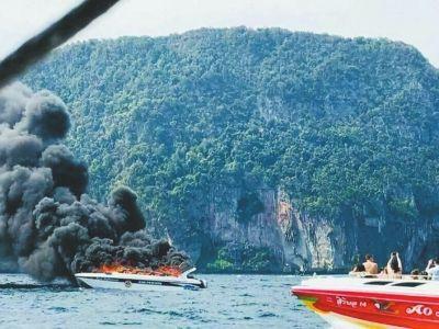 ↑1月14日,泰国南部甲米府皮皮岛附近发生的快艇起火爆炸事故现场。新华社发