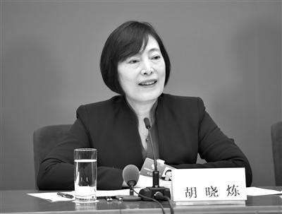 3月8日,全国政协十三届一次会议新闻中心在北京人民大会堂举行记者会,邀请全国政协委员杨伟民、胡晓炼、陈晓华、钱颖一、宁高宁谈推动经济高质量发展。这是胡晓炼回答记者提问。新华社记者 王鹏 摄