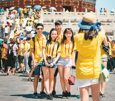 参加“台胞青年千人夏令营”的台湾青年在北京天坛合影。
(资料照片)