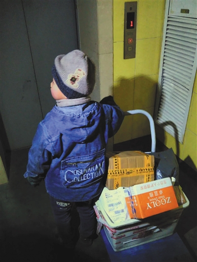 青岛7岁男孩送快递引关注 官方称已启动救助|快