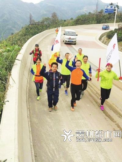 澎湃新闻:小伙71天从天津跑步回贵州老家 村民夹道相迎(图)