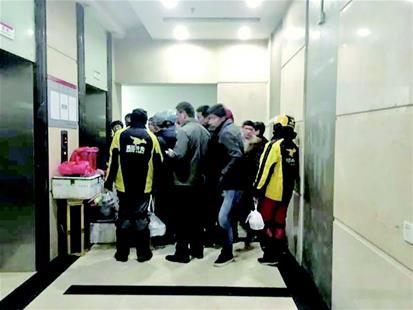 午饭时间,商住楼里外卖骑手蜂拥而至 宋枕涛 摄