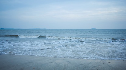 海水浴场几十年来一直是老厦门人的游泳、戏水的好去处。天空开始下起了小雨，沿着海滩来到了人最多的白城沙滩。蜿蜒数百米的海