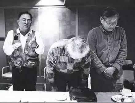 陈小鲁(右二)带领部分校友,向老师鞠躬道歉。图片来自网络