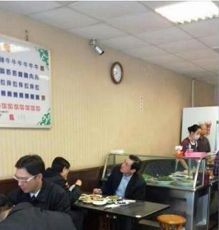 网友捕获马英九夫妻到高雄一家牛肉面店用餐,马英九看似在张望价目表。(图片取自台媒)