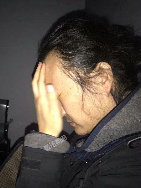 昨晚19时许,赵勇在丰润殡仪馆等待父亲尸检