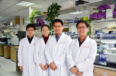 李红良（右二）。图/武汉大学