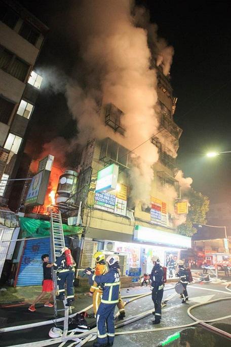台北市龙江路一栋7楼建筑物1日深夜传出火警。(图片来源:《中时电子报》)