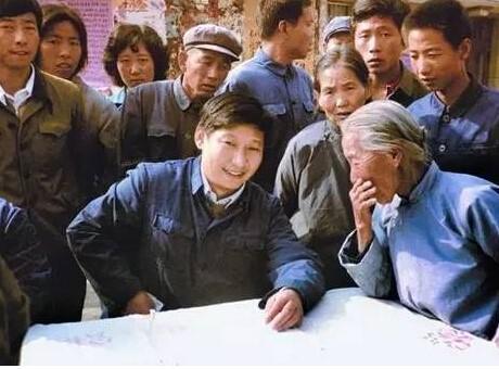 1983年，时任河北省正定县委书记的习近平临时在大街上摆桌子听取老百姓意见。（图片来源：《河北日报》）