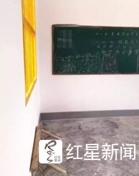 ▲龙龙生前所在的教室,黑板上还写着他和另外一名学生的名字。老师称,龙龙就是在这个教室的窗户玩“上吊游戏”闷死的 家属供图