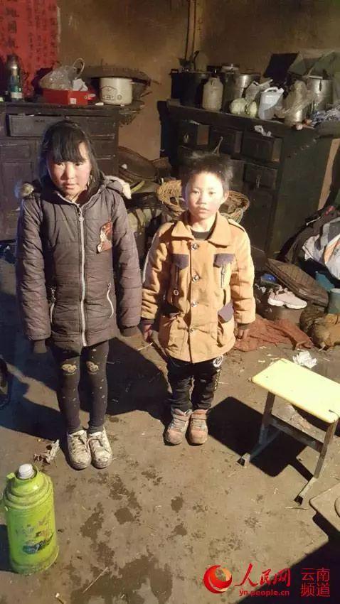 小满和姐姐在家。 摄影:王刚奎