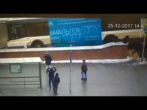 现场：莫斯科一公交车失控冲入地下通道 行人躲避不