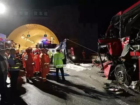 ▲ 大客车碰撞隧道事故造成36人死亡。 图片来源:新华社