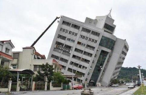 2月6日，台湾花莲市发生5.6级强震，图为地震中倾斜的玉翠大楼。（资料图）