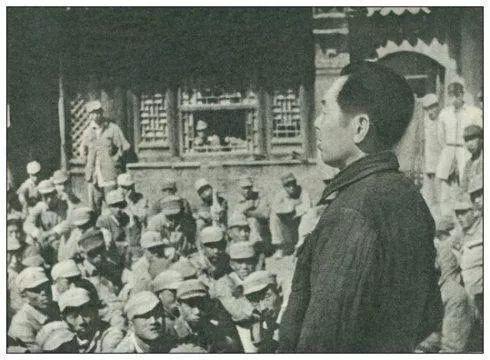 1947年3月,在蒋介石军队大举进攻陕甘宁边区时,周恩来同志跟随毛主席留在陕北,参与人民战争的领导工作。这是周恩来同志在陕北神泉堡作总反攻的动员报告。