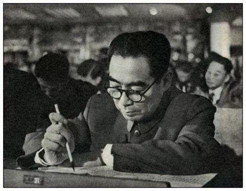 1954年9月,周总理在第一届全国人民代表大会第一次会议上。