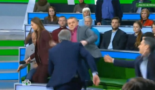 俄罗斯脱口秀直播爆发冲突 主持人与嘉宾拳打脚踢