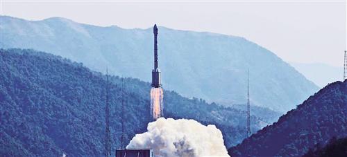 2月12日,长三乙远征一号火箭“一箭双星”成功发射北斗三号卫星。经济日报记者 姜天骄摄