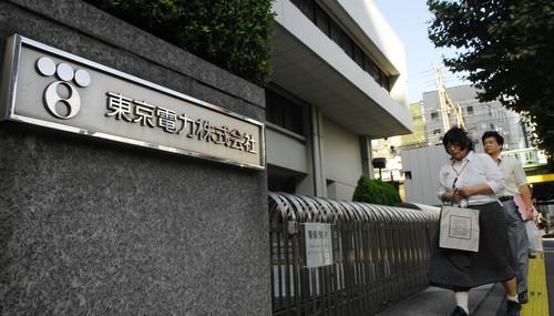 资料图片：2012年7月31，在日本东京，行人从东京电力公司总部门前走过。新华社发