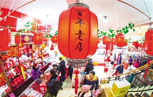 1月7日,江西南昌市西湖区洪城大市场,顾客在选购商品。新年过后,当地百年老店顾客络绎不绝,商品销售红火。 陈 莉摄