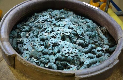 资料图片：大瓮中有大量埋藏钱币（3月9日摄）。（日本《朝日新闻》网站）
