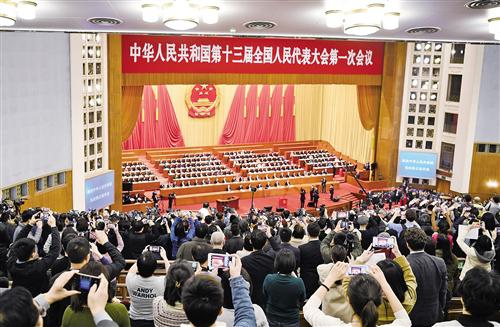 3月11日下午,十三届全国人大一次会议举行第三次全体会议,表决通过了《中华人民共和国宪法修正案》。图为众多中外记者在拍照。 经济日报-中国经济网记者 李景录摄