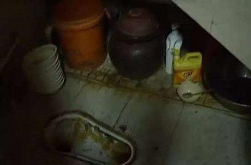 便池旁摆放着餐具清洗剂